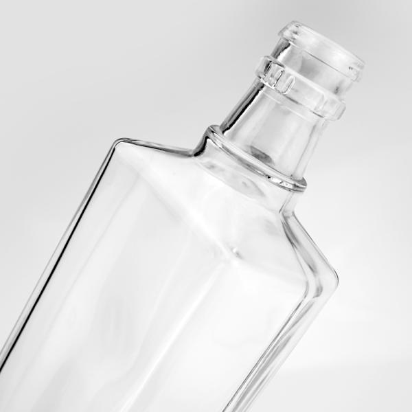 Acceptable Customer's Logo Glass Bottle Shaped Triangle 650ml Liquor Whisky with Cork