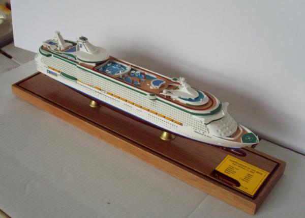 Scale 1:900 Outdoor Decoration Carnival freedom Cruise Ship Model With Alloy Diecast  Anchor Material