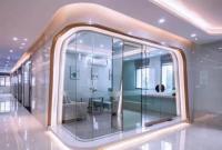 Pared divisoria de vidrio totalmente personalizable para espacios interiores elegantes