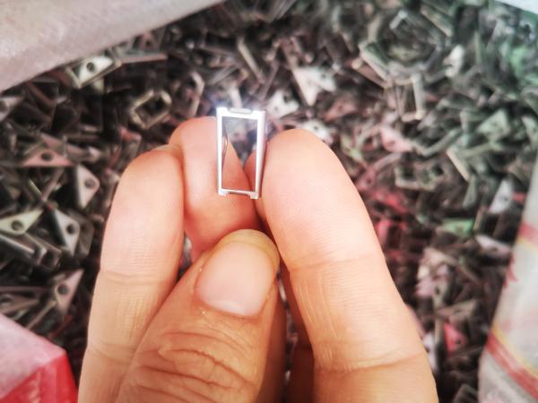 Soporte metálico de acero inoxidable – Resistente a la corrosión, alta resistencia, corte de precisión, uso versátil