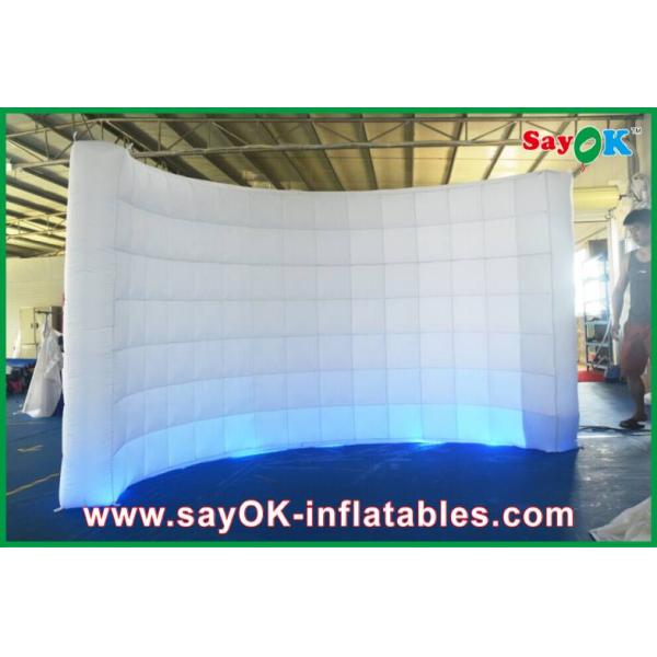 Огнеупорная раздувная стена приведенная изогнула освещающ стену для стены фото свадебного банкета раздувной
