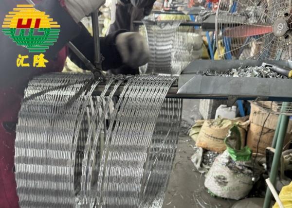 2.5mm Hot Dipped Galvanized Concertina Barbed Wire For Ukraine