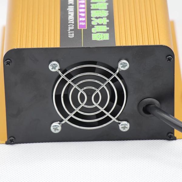 chargeur électrique de Turbo de lithium de chargeur de batterie de 67.2V 3A pour la moto de 16s 60v