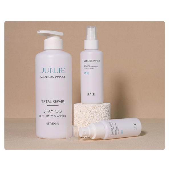 Embalaje en recipiente de plástico 500 ml de champú blanco con bomba