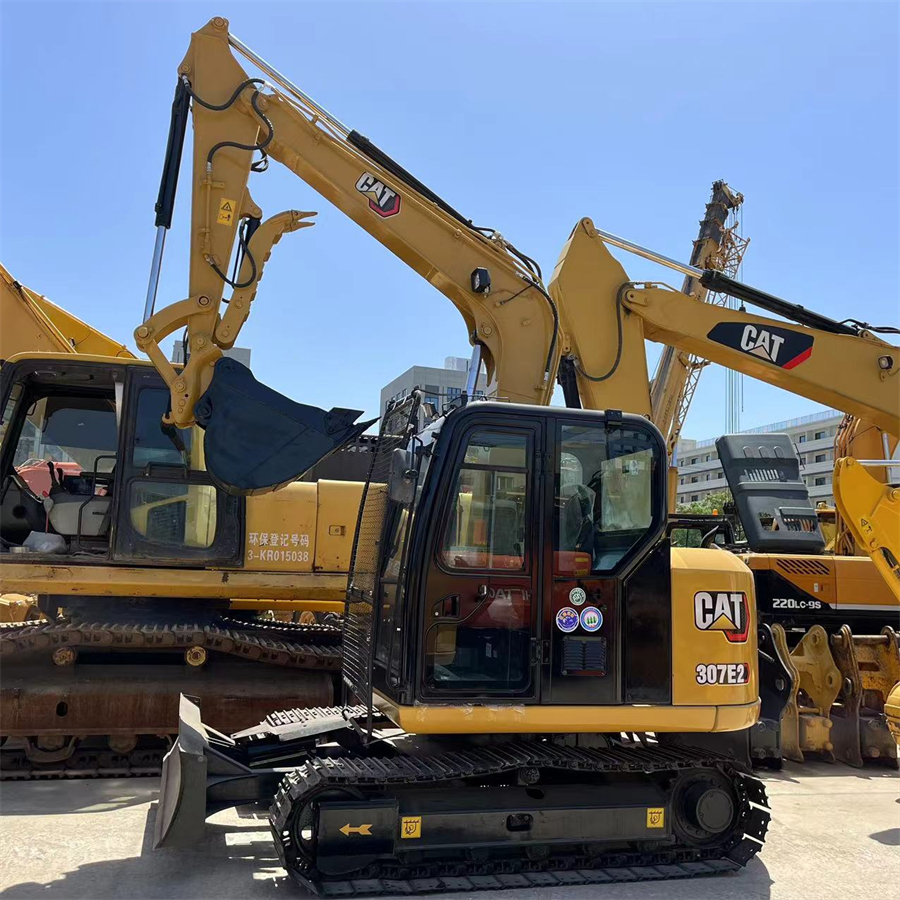 Маленький экскаватор CAT 307E2 весом 7 тонн с пальцем
