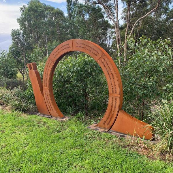Sculpture en acier Corten patiné en forme d'escargot pour la décoration de jardin