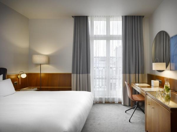 Madagascar hotel bedroom furniture set of wood headboard bed with combine desk table and fabric cushion chairs