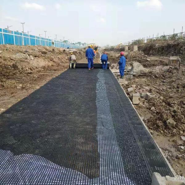 SBR Coated PET UX 100-400KN/M Polyester Geogrid Stabilize Embankments Slope Retaining Wall