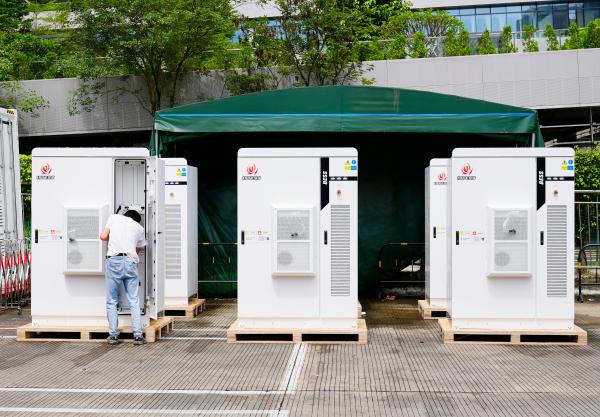 Système de stockage à batterie extérieur haute capacité 215 kWh ESS extérieur pour le rasage de pointe et la gestion de la charge