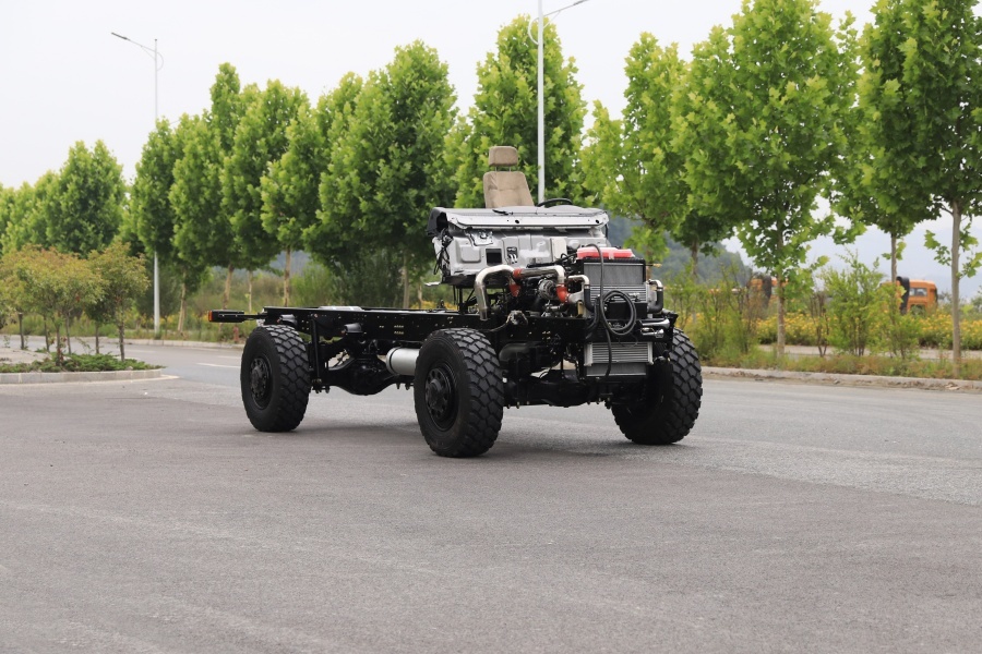 4×4 Off-road Heavy Duty Truck Chassis with ISDe300 Engine, Automatic Transmission For Export