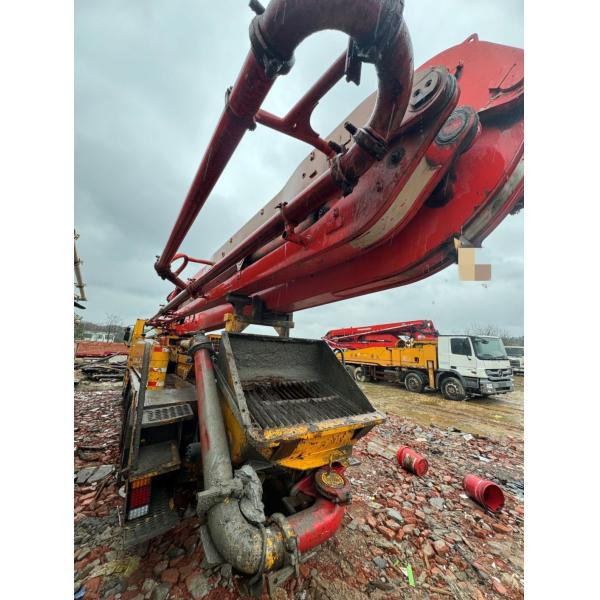 Pumpas de hormigón Pusmeister 42m Venta directa con 4 ejes colocando bombas de hormigón