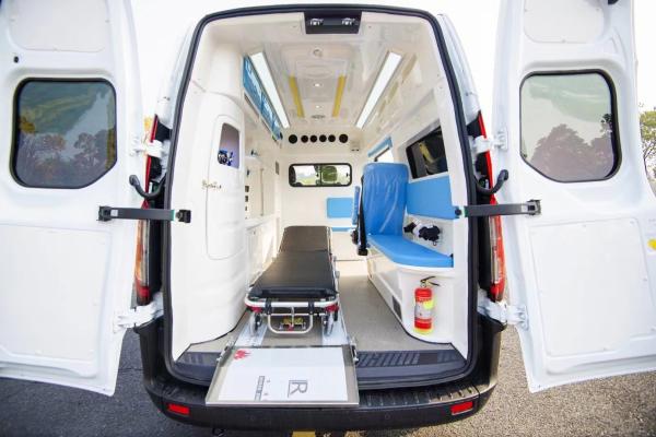 Customized New Ambulance Euro 5 Hospital Disability Transfer Vehicle 4x2 Mobile Clinic Vehicle