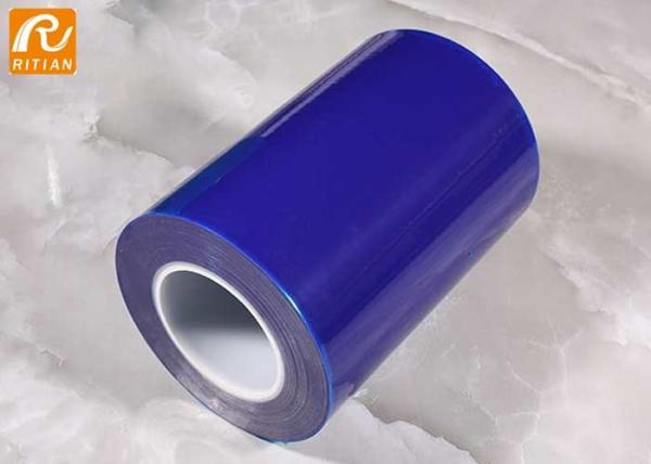 Matizando o filme transparente azul do molde de sopro do protetor do fragmento da janela da película protetora do vidro de janela
