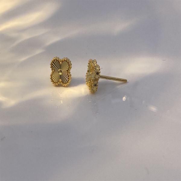 Pequeños aretes de oro de 18 caratos