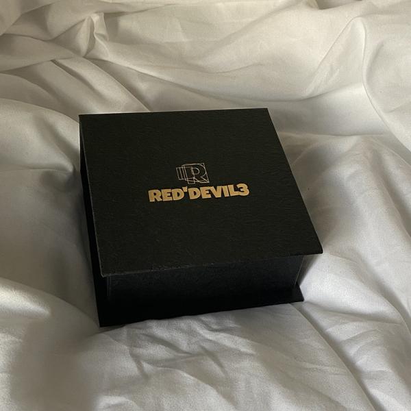 Коробка золотого черного праздника упаковывая с лентой