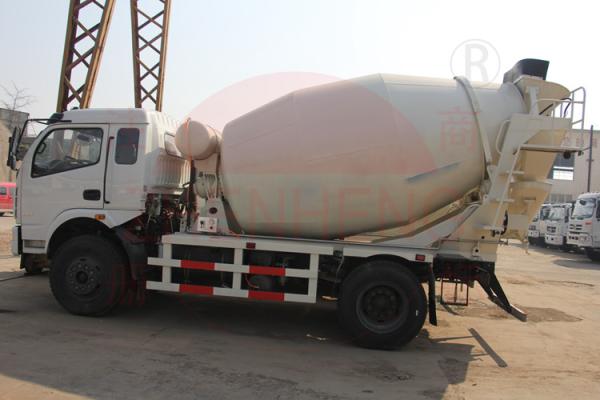 Sinotruck  6m3 Concrete Mixing Truck Drum Roller 7.3 ×2.35× 3.55m Size 14d Tilt Angel