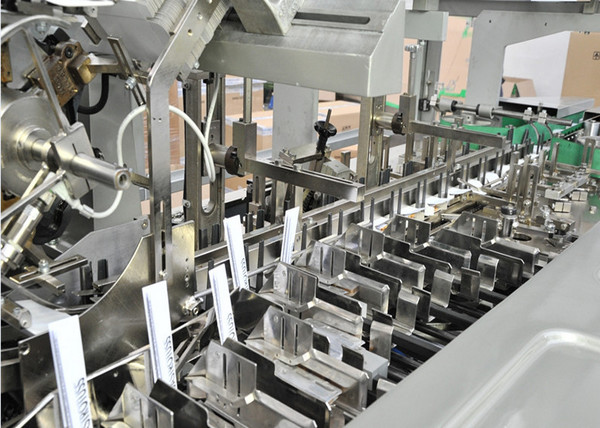 Le type vertical commandé par PLC machine de cartonnage automatique pour la petite case a contenu des produits