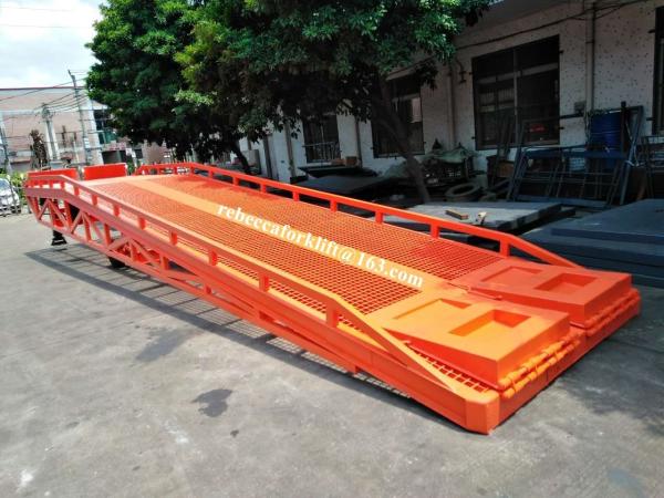 Adjustable 6 Ton Container Yard Ramp With Pneumatic Rubber Tires One Year Warranty