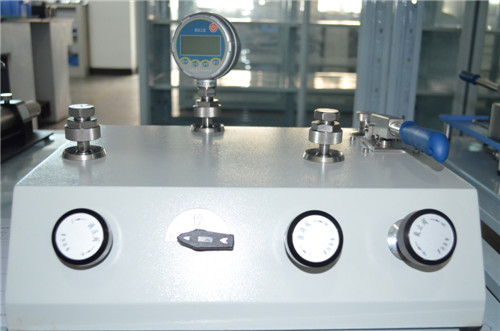 Versatile Semi-Automatic Pressure Calibration Kit for 0-600 bar Pressure Range 16.0kg