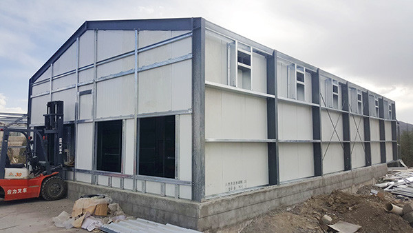 Prefabricated Steel Structure Poultry House Fabrication , Layer Poultry Farm