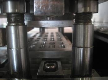 Фармацевтическая алюминиевая пластиковая машина упаковки волдыря с автоматическим фидером Alu Alu