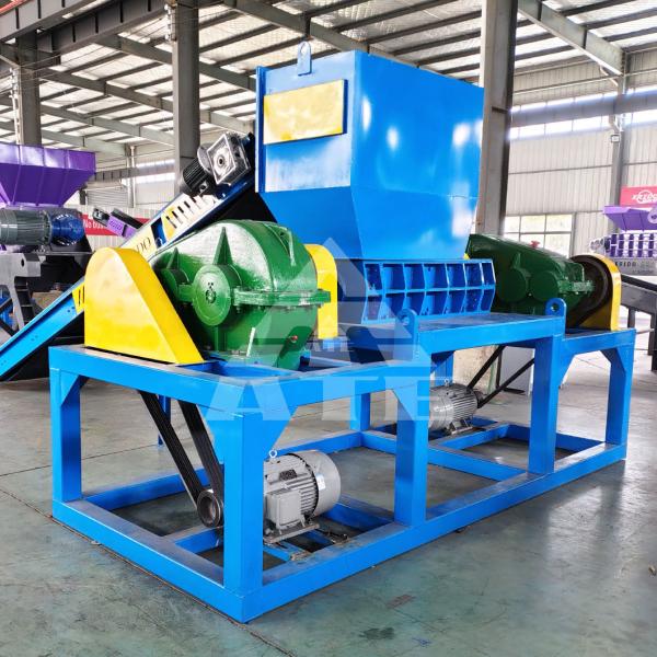 Machine à découper des déchets de tôle pour roues