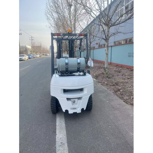 LPG Powered Forklift Truck 2.5 Ton CPCD25 with 4m Mast for Distribution Center Use