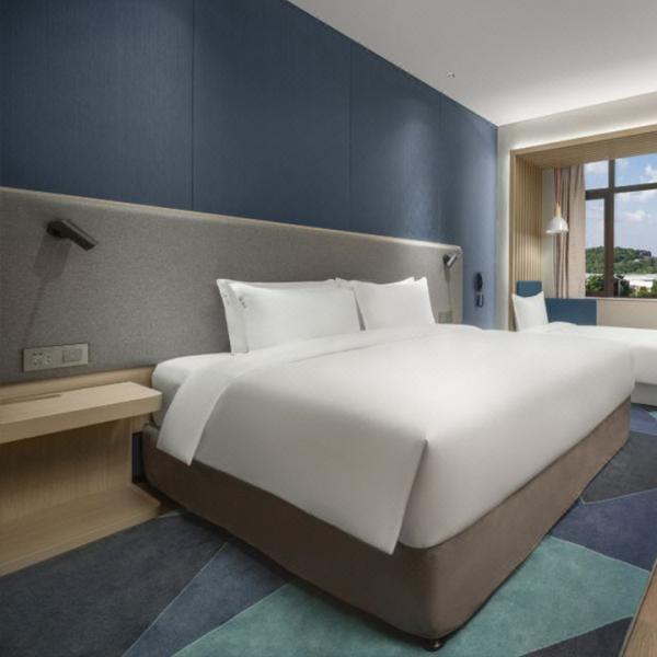 Fully Assembled Hotel Guest Room Furniture Packages Set Customized Shape
