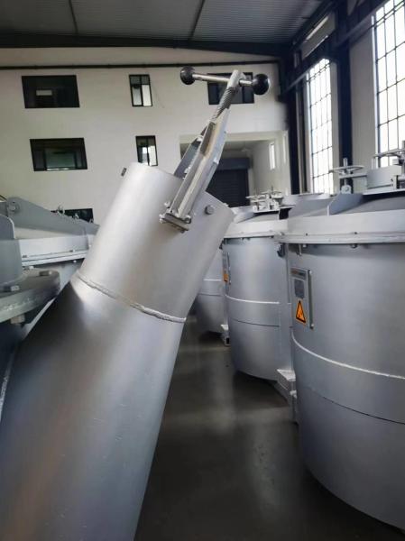 Les cuillers sont utilisés dans les fonderies d'aluminium pour recevoir de l'aluminium fondu effectuer des opérations de coulée devant les foyers ouverts