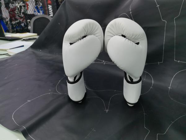 Plain Exercise Boxing Gloves Material Pu Leather Custom LOGO professional training