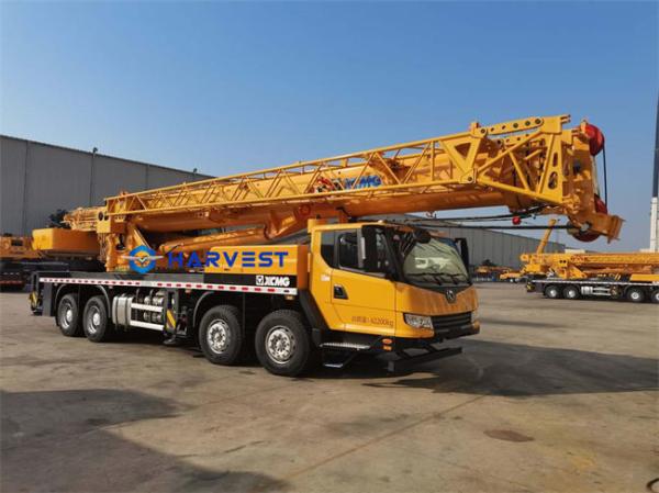 Altura de levantamento 58m do crescimento de Ton Truck Crane QY50KD 5-Section dos eixos 50 de  4