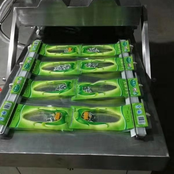 Реклама уплотнителя вакуума камеры риса сосиски овоща мяса еды двойная