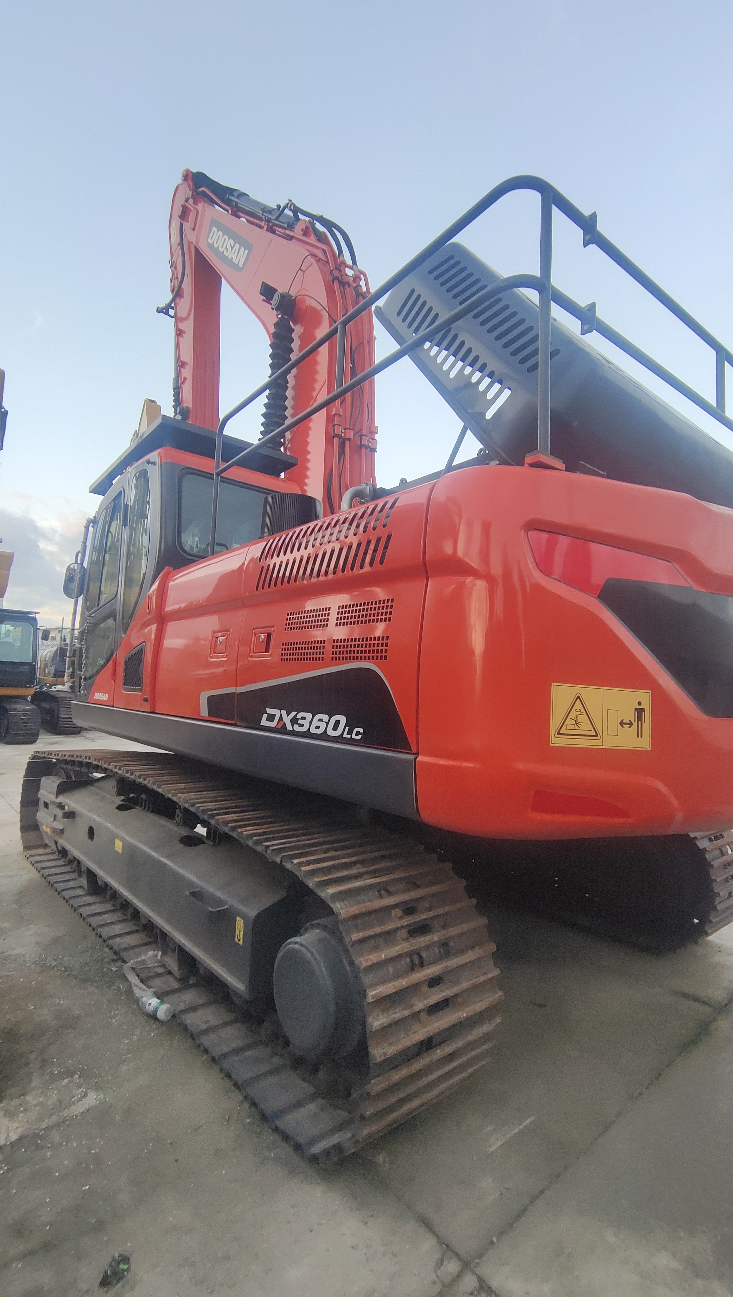 Used DOOSAN 360 Excavator - 36 Ton Crawler-Type with 1.7m³ Bucket Capacity for Heavy-Duty Construction