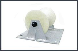 Linha reta cabo elétrico que puxa o rolo com a roda de nylon para a colocação subterrânea do cabo