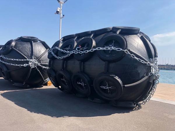 extra large enorme Yokohama d'amortisseur en caoutchouc pneumatique gonflable de 4.5*9m