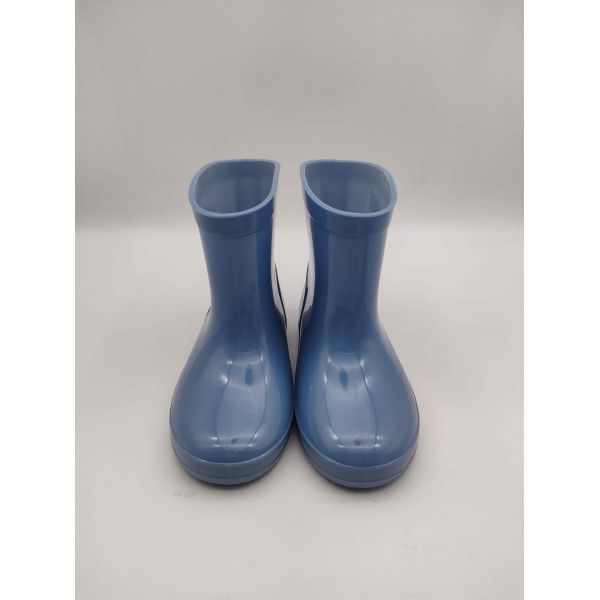 Les enfants éclairent les bottes de pluie