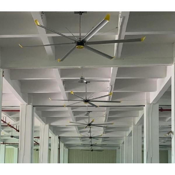 Système de brise naturelle avec grand ventilateur de plafond HVLS industriel