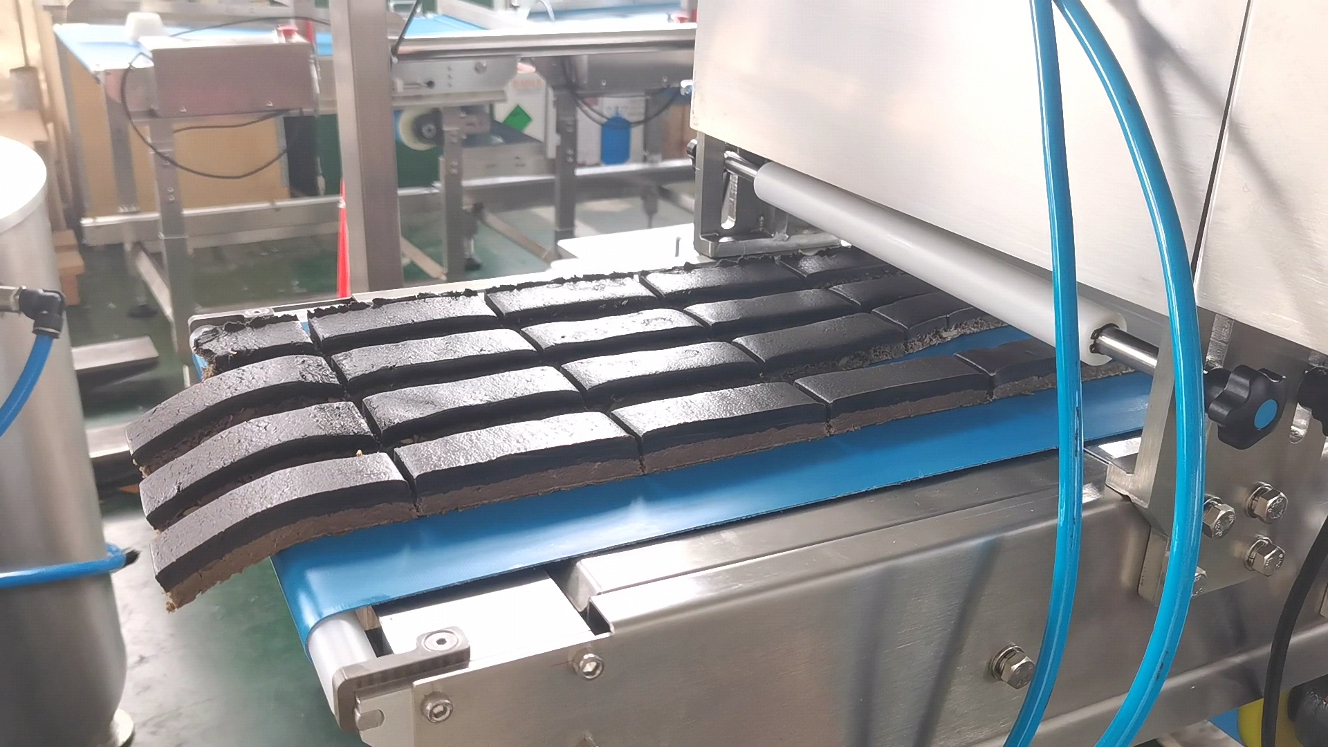 Caramel Nougat Chocolate Bar Forming Cutting Machine P320 300mm Belt PLC