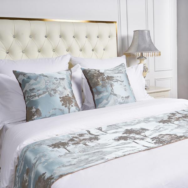 Comfortable Cushion Hotel Bed Runner For 5 Star Hotel Geometric National Standards