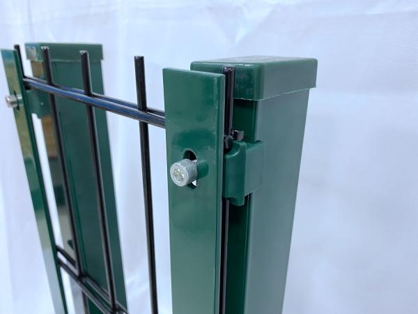 Sleek Tubular Steel Fence Enhances Curb Appeal