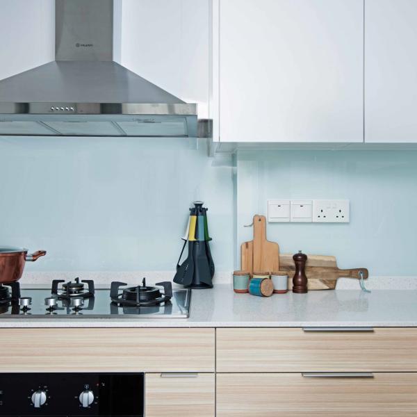Chinese Modern Style High Quality Small Melamine Kitchen Cabinet White And Wood Grain Kitchen Cabinets Sets