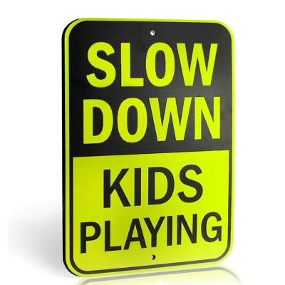 Enfants de RALENTISSEMENT jouant le signe