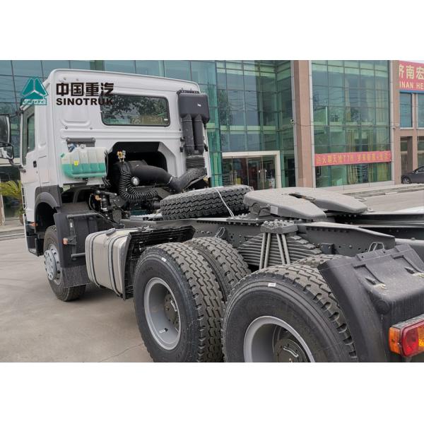 Red SINOTRUK HOWO Tow/Prime Tractor Truck RHD 10 Wheels 371 HP ZZ4257S3241W