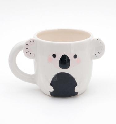Des tasses de café en forme de visage d'animal en 3D en céramique