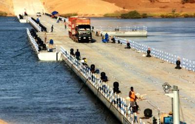 Ponte de pontão provisória da flutuação