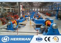 Vrillage de tambour de câble étendu vers le haut de la machine avec l'armature et attacher du ruban adhésif horizontal