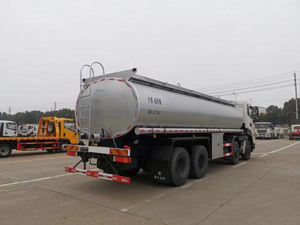 China National Heavy Duty Truck Haowo 8 * 4 35000L Refueling Truck