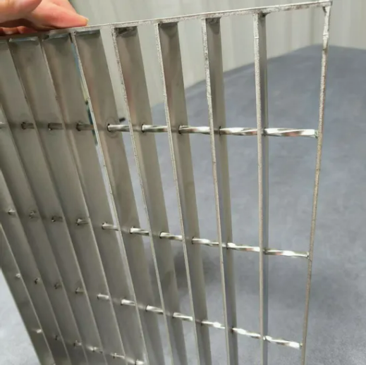 Heavy-Duty ASTM A36 Carbon Steel Galvanized Bar Grating Serrated Welded Floor Grate for Walkways