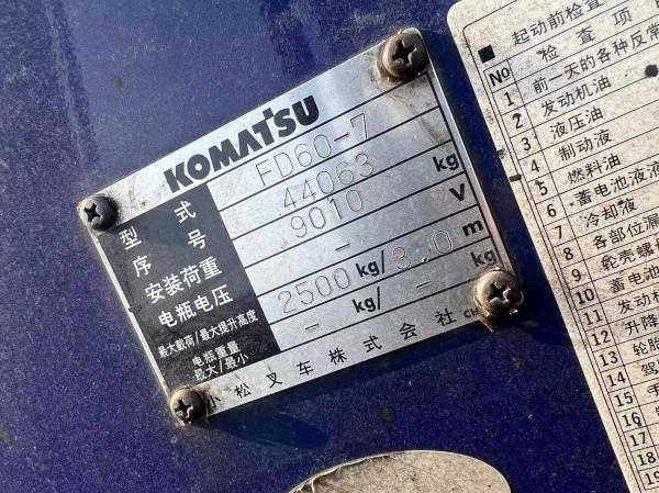 A empilhadeira usada Komatsu FD60 é originalmente importada do Japão