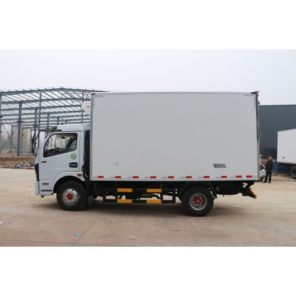 DONGFENG 5 Tons Small Refrigerator Box Truck , Light Refrigerator Freezer Truck